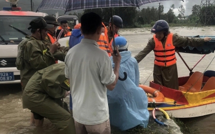 Công an xã ở Đà Nẵng lái cano vượt lũ, đưa sản phụ đi sinh