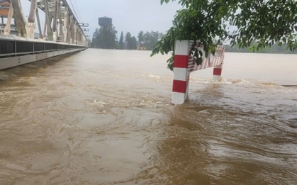 Dừng hàng loạt chuyến tàu do mưa lũ ở Huế và Đà Nẵng, 2.700 khách bị ảnh hưởng