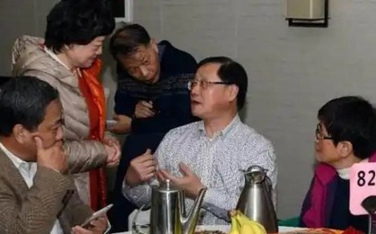 Đi họp lớp, lớp trưởng ngỏ ý mượn hơn 700 triệu: Chỉ một người đồng ý còn lại lần lượt bỏ về, nửa năm sau ai cũng hối hận