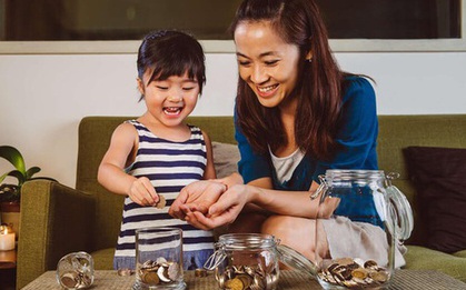 Cho con xem hóa đơn sinh hoạt để dạy con về chi tiêu, bà mẹ bị chê là dạy con tồi tệ