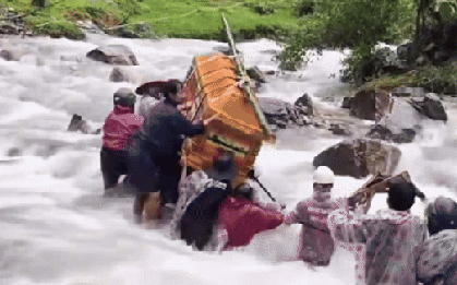 Khoảnh khắc nghẹn ngào: Người dân Đà Nẵng khiêng quan tài vượt nước lũ đi an táng