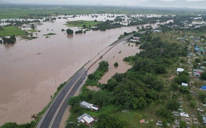 Hình ảnh Quốc lộ 1 đoạn qua Lâm Đồng có nơi ngập từ 0,5 đến 1m, xe cộ tê liệt