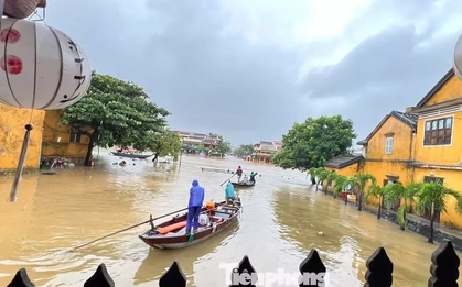 Du khách 'chạy lũ' ở phố cổ Hội An