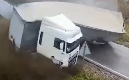 Xe tải mất kiểm soát, đè bẹp ô tô con khiến 2 người tử vong