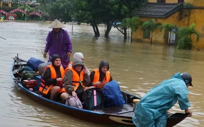 Khẩn cấp sơ tán du khách rời Hội An