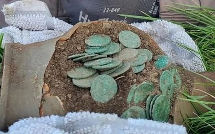 Dò kim loại trên cánh đồng, người đàn ông đào được kho báu quý giá