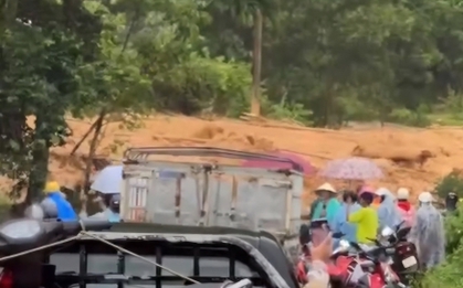 Kinh hoàng quả đồi sạt lở, đất đá ào ạt đổ xuống quốc lộ 40B