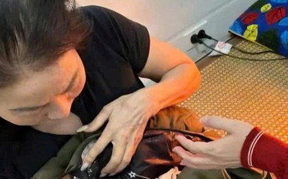 Tìm người thân của bé sơ sinh bị bỏ rơi cạnh bờ mương, người tím tái