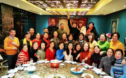 Đi họp lớp sau 30 năm, gặp lại bạn học từng bị chê là "an phận”, tôi nhận ra bài học "thô nhưng thật": Đôi khi sống bình thường cũng là một kiểu chiến thắng