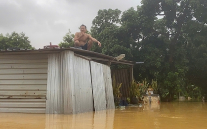 Trận lũ lịch sử ở Huế: Nước chưa rút, người dân lên mái nhà chờ cứu hộ