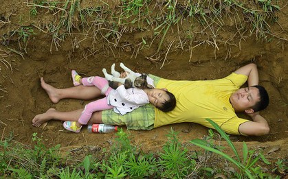 Cô bé 2 tuổi từng nằm dưới mộ mỗi ngày để "làm quen với cái chết" hiện tại ra sao?