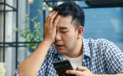 Đứng ra trả tiền họp lớp, người đàn ông bị vợ mắng "sĩ diện hão" rồi bật khóc khi thấy tin nhắn nhóm lớp