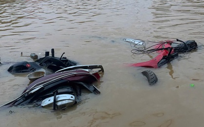 Cận cảnh đường phố Huế khi nước lũ bắt đầu rút