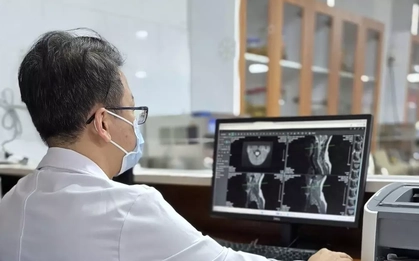 Mỗi ngày hít 240 đến 320 quả bóng cười, hai vợ chồng liệt, tổn thương tủy sống