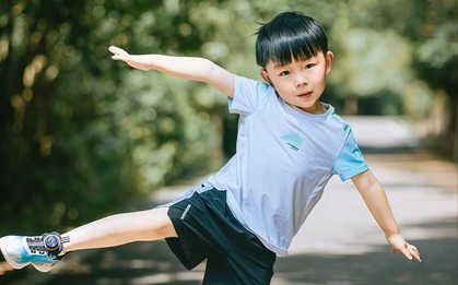 Nhà tâm lý học: Tư thế đi bộ tiết lộ tính cách của con bạn - Nếu trẻ thuộc kiểu này, rất có thể là một nhà lãnh đạo bẩm sinh