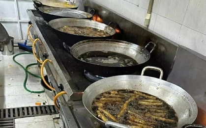 Dầu rán đen ngòm, thịt ôi thiu vào trường học: Bao giờ mới chấm dứt?