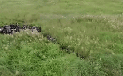 Clip cận cảnh Công an TPHCM vây bắt ‘nóng’ đối tượng dùng súng giả cướp tài sản tại chợ Bình Điền