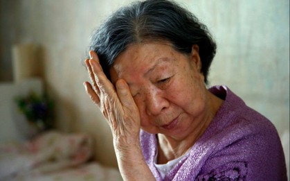 85 tuổi, cụ bà sống cùng cháu gái trong căn nhà lụp sụp không ánh nắng, bên cạnh là ngôi nhà 3 tầng của con trai: Lỗi là do tôi!