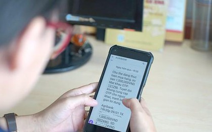 Phát hiện người phụ nữ ở Hải Phòng liên tục nhìn điện thoại khi giao dịch ngân hàng, công an lập tức có mặt