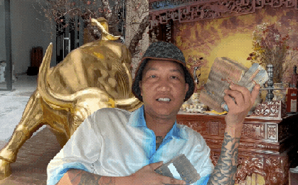 Bên trong căn nhà "dát vàng" của Huấn Hoa Hồng