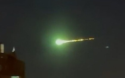 "Quả cầu lửa” phát ánh sáng xanh rực rỡ lướt qua bầu trời thủ đô Nga