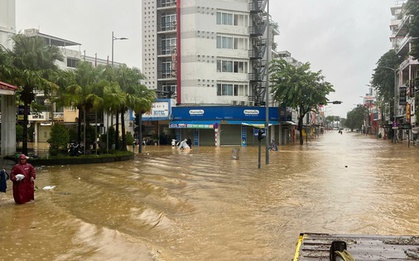 Mưa lũ lịch sử miền Trung làm 16 người chết và mất tích, hơn 127.000 ngôi nhà ngập trong nước