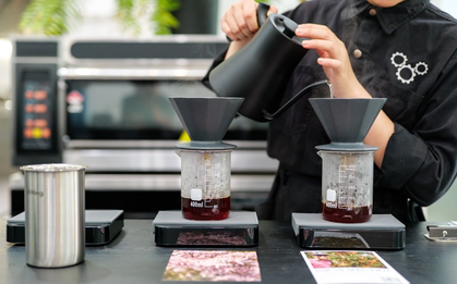 Bí mật đằng sau ly cà phê 750.000 đồng, giá gấp 37 lần ly cà phê vỉa hè