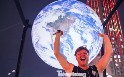 Người Hà Nội 'phát sốt' với mô hình Trái Đất lơ lửng bên Hồ Tây