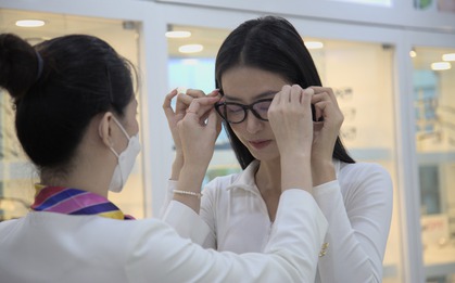 Bong võng mạc, đục thủy tinh thể, thậm chí mù lòa... hàng loạt biến chứng nguy hiểm khi bị cận rất dễ bị ngó lơ!