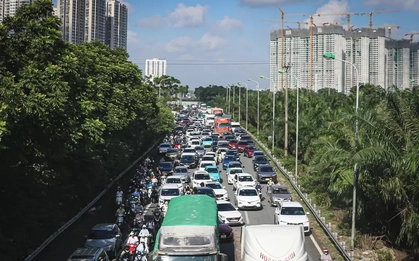 Đường gom Đại lộ Thăng Long vẫn ngập, xe nối đuôi ùn dài hàng km