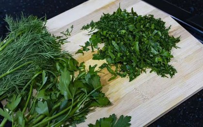Đầu bếp nổi tiếng bậc nhất thế giới chỉ cách bảo quản rau thơm tươi suốt tuần - chỉ cần duy nhất 1 thứ