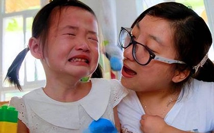 Bé gái 4 tuổi đi học về cứ nói "Cô giáo không thích con", phụ huynh không tin nhưng soi camera xong, tức tốc đến gặp Hiệu trưởng