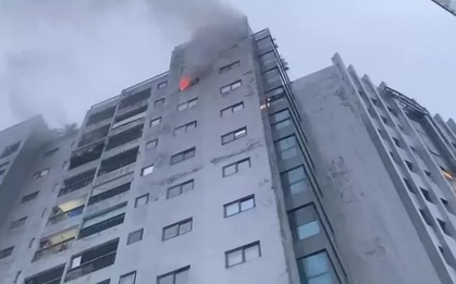 Cháy căn hộ chung cư vào rạng sáng, nhiều người dân hoảng hốt