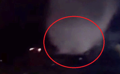 Nhìn lên trời, người dân thấy cảnh tượng "nổi da gà" giữa đêm