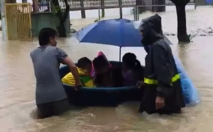 Mưa lớn, ngập sâu, phụ huynh dùng thuyền thúng, xe tải đến trường đón con