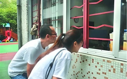 Ngày nào cũng phụ huynh cũng làm 1 điều, cô giáo mầm non bật khóc nức nở: "Tôi chưa thấy nghề nào mệt như này"!