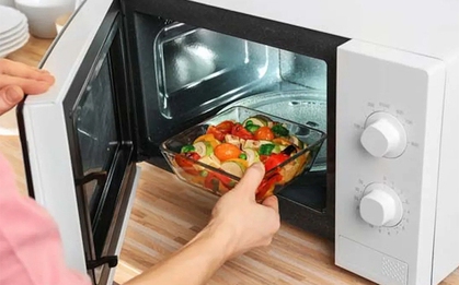 Hâm nóng rau bằng lò vi sóng, nên hay không?