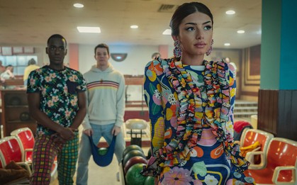 Xem phim Sex Education, tôi vội vàng xóa hết ảnh con trên mạng xã hội: Sợ hãi bị "đánh giá" suýt đã làm hại con tôi