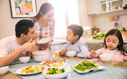 Nếu con có những hành vi này trong bữa cơm gia đình - hãy nắn chỉnh vì đó có thể là dấu hiệu của sự VÔ ƠN, BẤT HIẾU