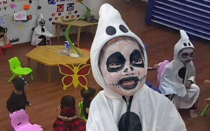 HOT nhất Halloween: Mẹ hóa trang cho con trai, bé đi học về mách "Mẹ ơi, mấy bạn không chơi với con"