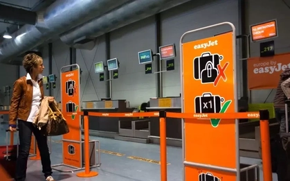 Lý do hãng bay thu phí hành lý xách tay 'rất gắt'