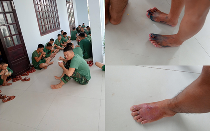 Đôi chân sưng phù của người lính giữa trận lũ lịch sử ở Đà Nẵng: Những hình ảnh khiến cả mạng xã hội nghẹn ngào