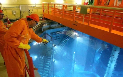 Công nhân rơi xuống khoang nước trong lò hạt nhân, uống phải thứ nguy hiểm: Kết quả đo đáng sợ