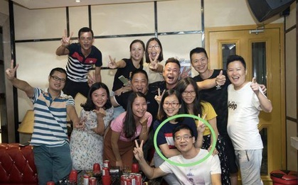 Đi họp lớp, người bạn giàu nhất phát cho mỗi người 1 phong bì: Về đến nhà tôi mở ra mà sững sờ với thứ bên trong