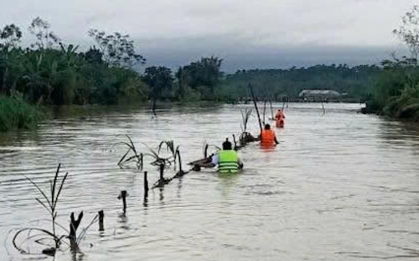 Đi xe đạp điện qua vùng ngập sâu, 3 em nhỏ ở Quảng Trị bị lũ cuốn trôi