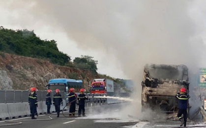Xe khách cháy rụi trên cao tốc Cam Lâm - Nha Trang, 30 hành khách thoát thân