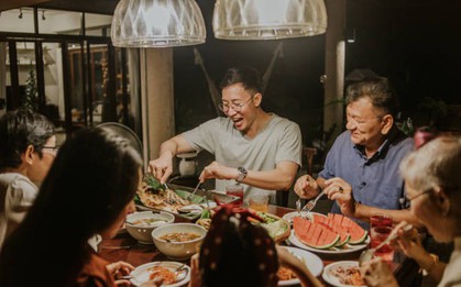 Họp gia đình được hỏi lương, tôi định trả lời 10 triệu đồng thì mẹ nói thay: “70 triệu/tháng”, lúc sau nhận được 1 tờ giấy cả đời không thể quên