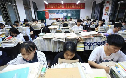 Học từ 6h sáng tới 11h đêm, tốt nghiệp rồi vẫn ám ảnh cảnh học tới vẹo cột sống, phụ huynh lẫn nhà trường làm đủ cách để dạy thêm: Cuộc đua thi cử căng như dây đàn tại siêu cường châu Á