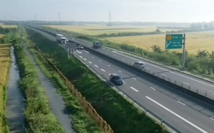 Tài xế dừng ô tô ở cao tốc để bay flycam, quay hình đăng TikTok