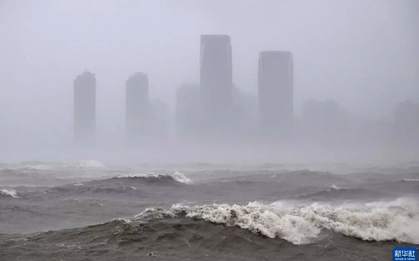 Bão Matmo đổ bộ, loạt điểm du lịch Trung Quốc 'vỡ trận'